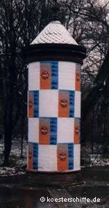 Litfa&szlig;s&auml;ule mit Werbung f&uuml;r K&ouml;ster-Modelle
